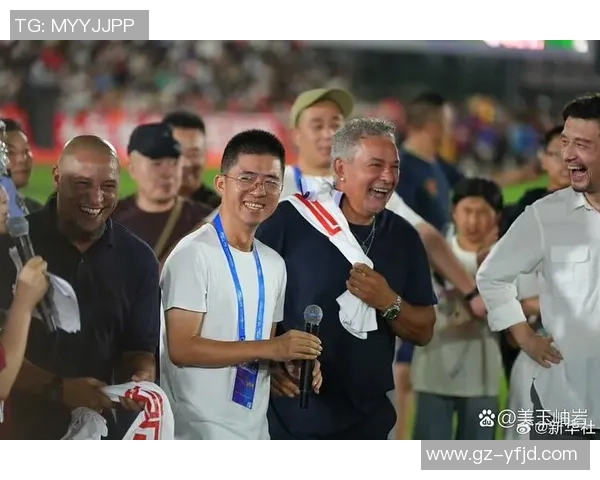 足球明星化身老头乐队演绎经典音乐引发全场热潮